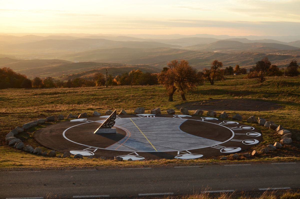 Cel mai mare cadran solar din ţară, amenajat pe un fost heliport folosit de Ceauşescu la vânătoare