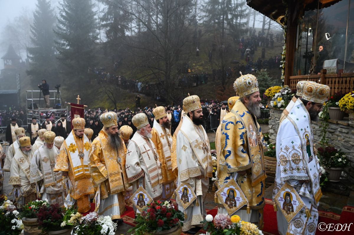 Peste 15.000 de credincioşi s-au închinat Sfântului Arsenie de la Prislop