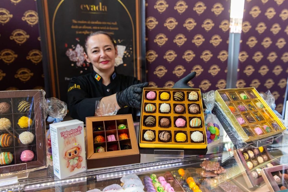 Creativitate la Festivalul Ciocolatei: ciocolată cu jumări, cu leuştean, parfumuri cu aromă de palincă şi dulceaţă și o replică din ciocolată a coifului dacic de la Coţofeneşti