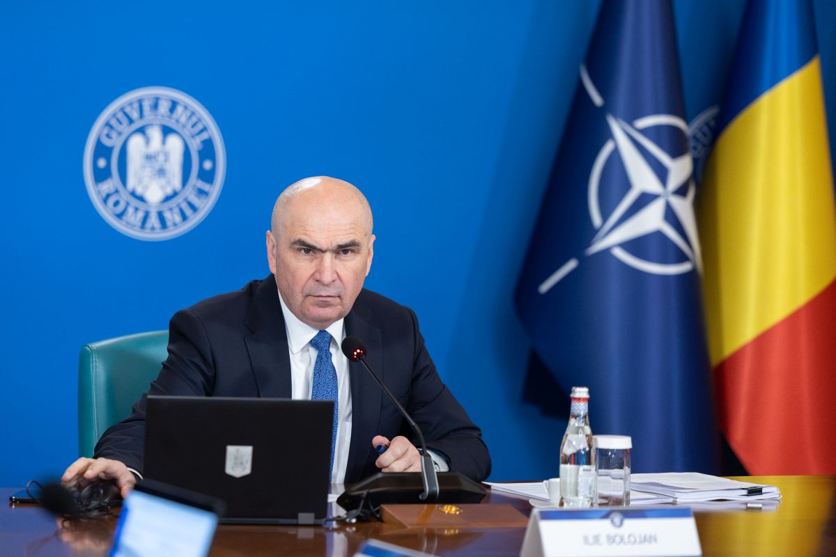 Spotmedia: Cum sunt ținuți jurnaliștii, cu forța, la distanță de premierul Ilie Bolojan