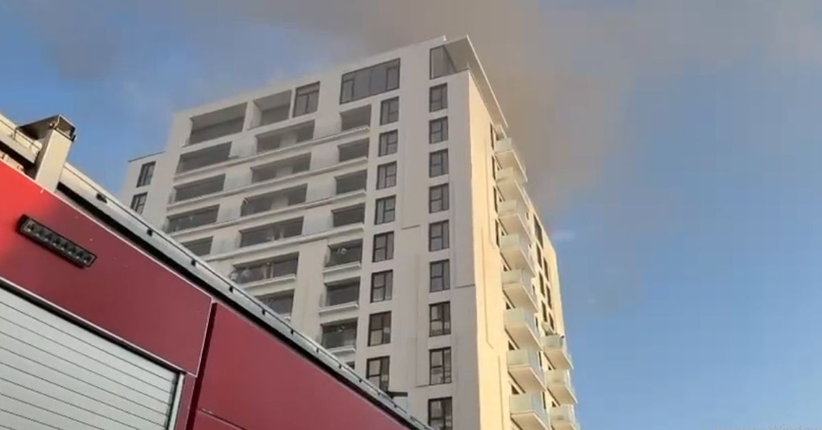 Incendiu la un bloc din Capitală. DSU: 152 de persoane evacuate și 17 transportate la spital | VIDEO