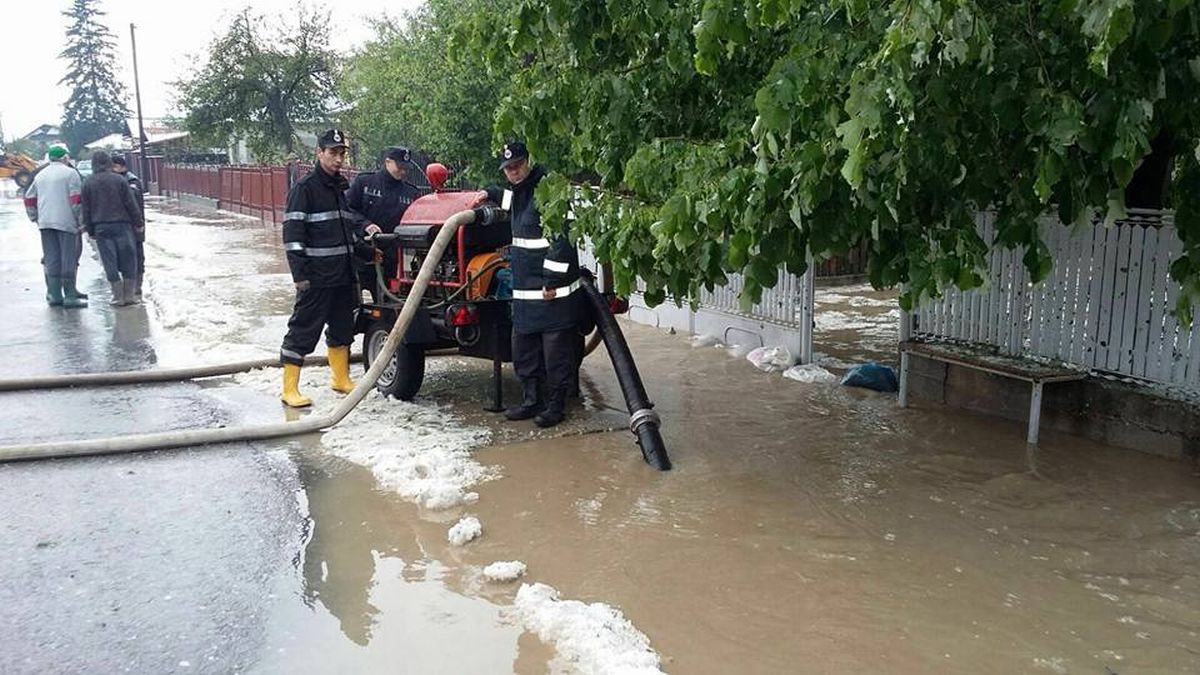 Alunecare de teren şi inundaţii în Prahova în urma ploilor abundente