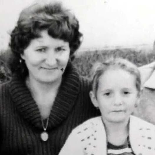 Ioana Bărbat alături de mama ei, împușcată în cap de un securist dovedit după 35 de ani