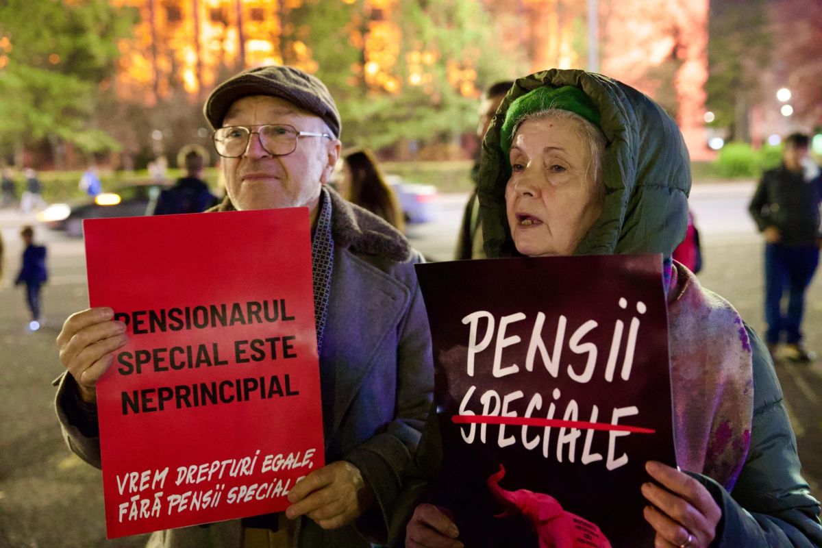 Mai multe organizații civice au protestat în fața sediului Guvernului: ,,Vrem drepturi egale, fără pensii speciale!” FOTO / VIDEO