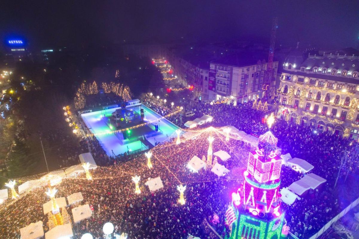Mii de persoane la deschiderea Târgului de Crăciun de la Craiova | FOTO