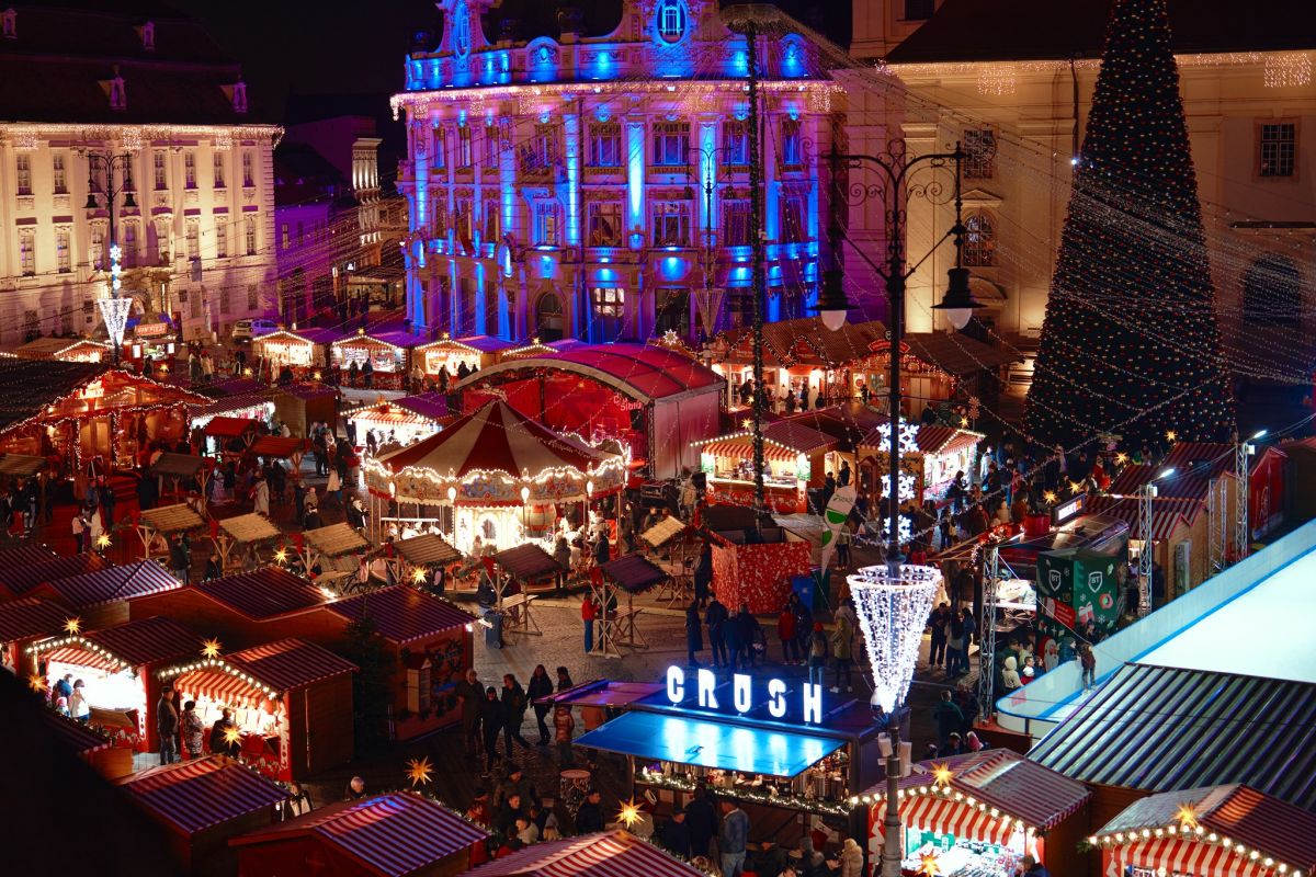 S-a deschis Târgul de Crăciun din Sibiu: „Nu e cel mai mare Târg, dar are o atmosferă pe care, oricât ai încerca, nu poți să o copiezi” | FOTO