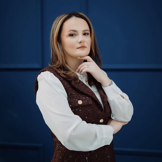 Aktual 24 | Clanul Gireadă. Fostul primar PSD, trimis în judecată pentru corupție, își lasă fiica pe postul de primar cu ajutorul PSD. Ea era deja angajată de tatăl ei în primărie din 2017