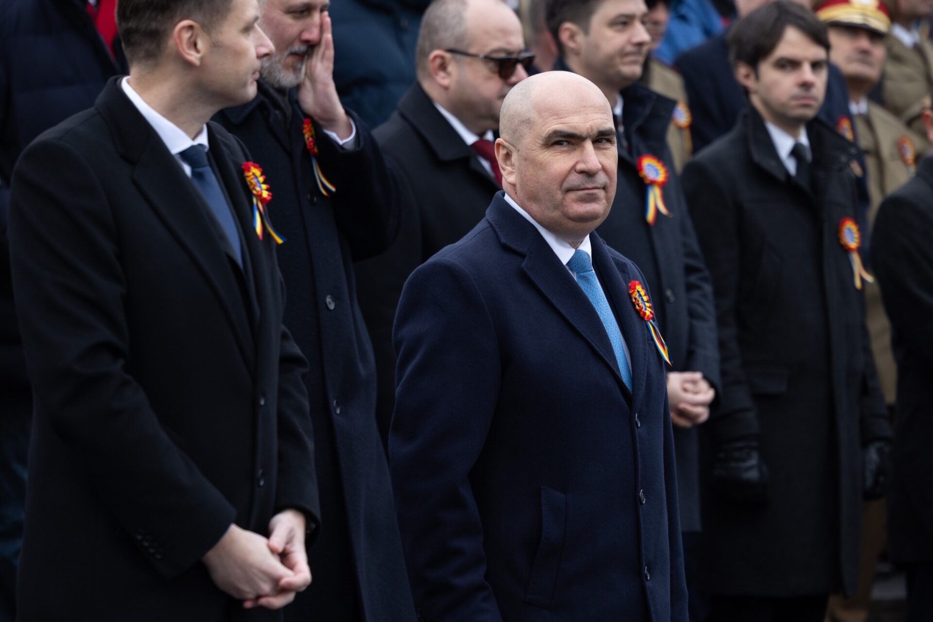 Aktual24 | Cine l-a huiduit pe Bolojan la Alba Iulia: persoane cu însemnele AUR. Au huiduit și în timpul intonării imnului României 