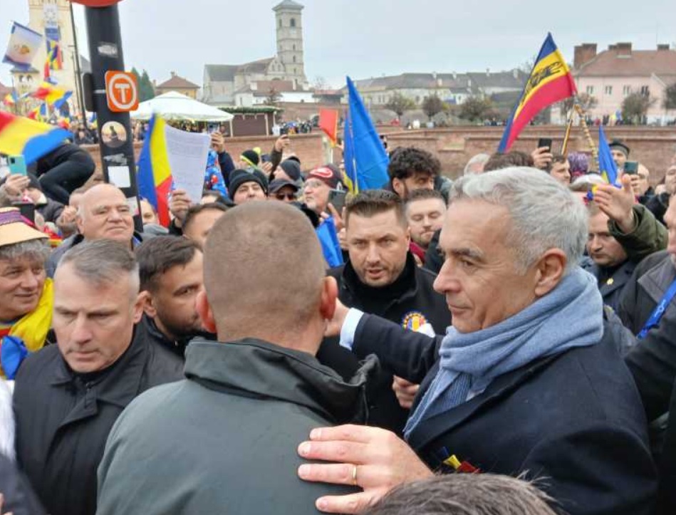 Tensiuni de Ziua Națională: Extremiștii lui Călin Georgescu, confruntări și scandări anti-guvernamentale la Alba Iulia