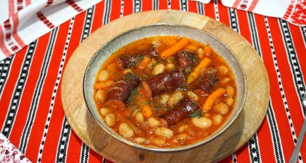 Cum se gătea fasolea cu cârnați în locul preferat al lui Eminescu și Creangă – rețeta de 1 Decembrie