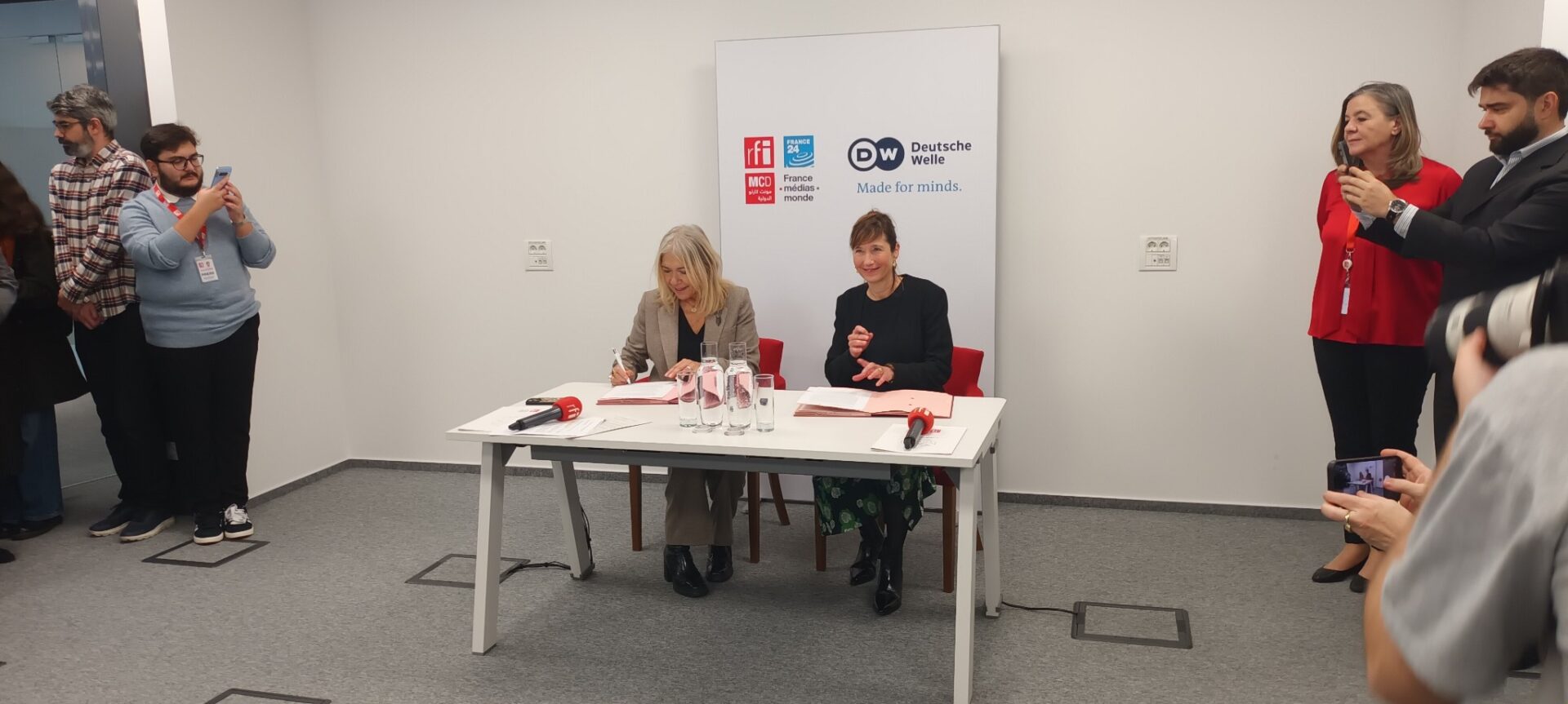 „Motorul” franco-german în spațiul media din România și nu numai: RFI si Deutsche Welle semnează la București un memorandum de cooperare