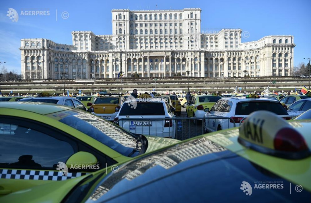 Taximetriști din București, anchetați pentru furt de telefoane și fraude bancare de 55.000 lei