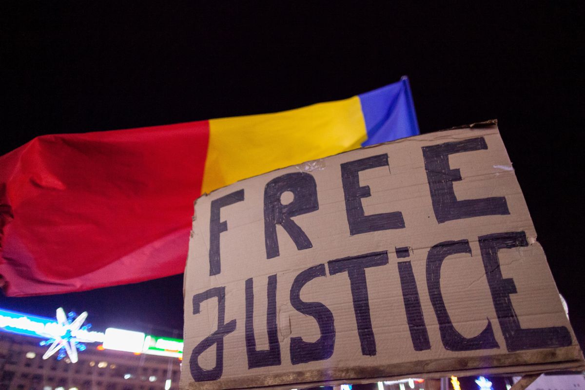 Protest pentru „o justiție independentă”, în fața sediului CSM, după documentarul Recorder