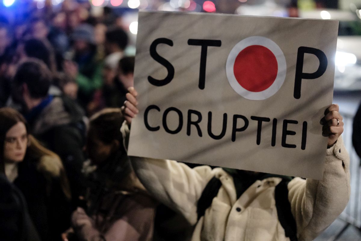 Sute de persoane s-au adunat la protestul pentru o justiție independentă, în fața CSM. Protest și la Cluj-Napoca | VIDEO