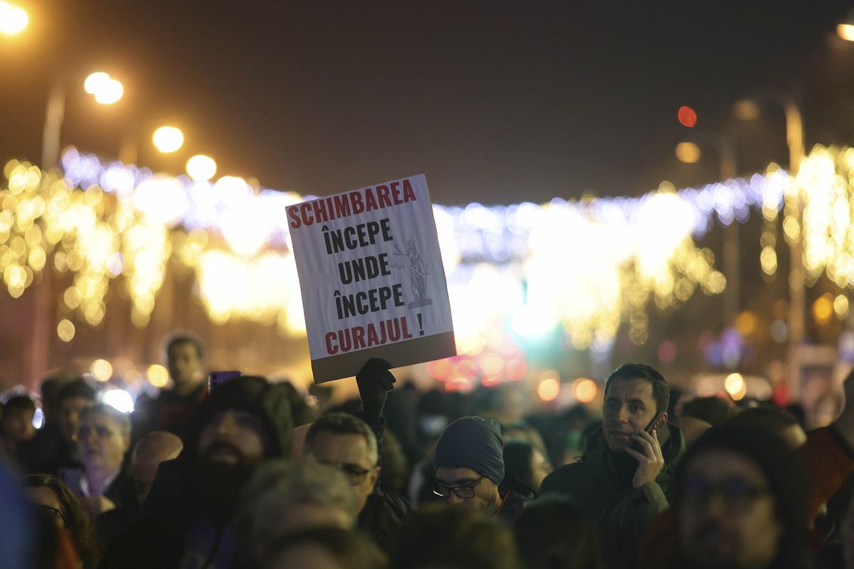 Mii de oameni în Piața Victoriei. A patra zi de proteste pentru justiție în Capitală. Oamenii ies în stradă în mai multe orașe din țară, dar și în diaspora