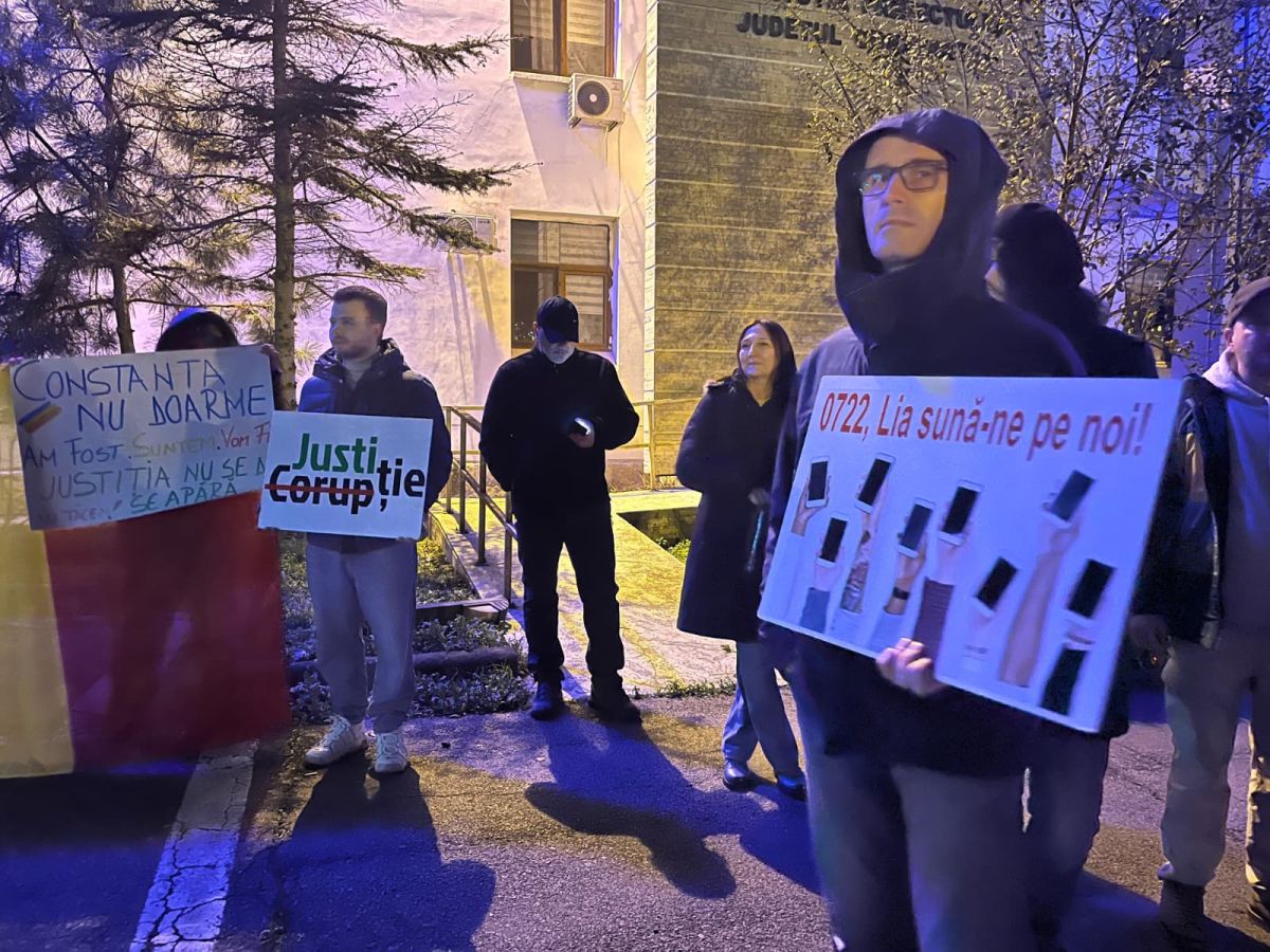„0722, Lia, sună-ne pe noi!”. Protest la Constanţa, a doua seară consecutiv, împotriva corupţiei din Justiţie