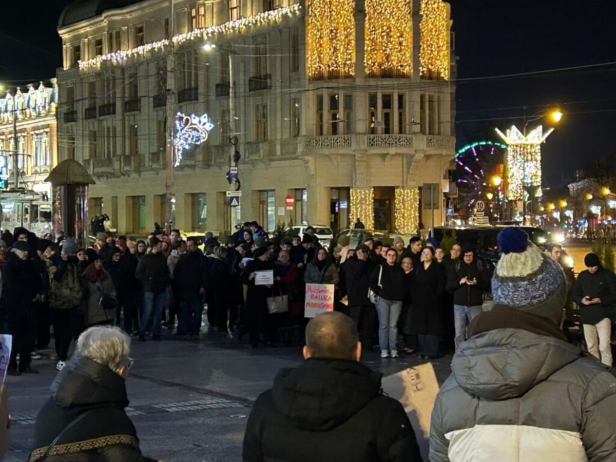 Manifestație pentru justiție la Iași. Protestatarii au ieşit pentru a doua seară consecutiv în faţa Tribunalului
