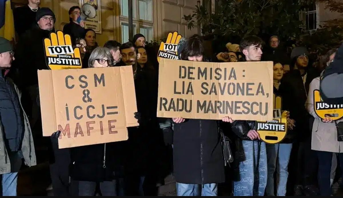 Zeci de timişoreni au protestat în faţa Palatului Justiţiei