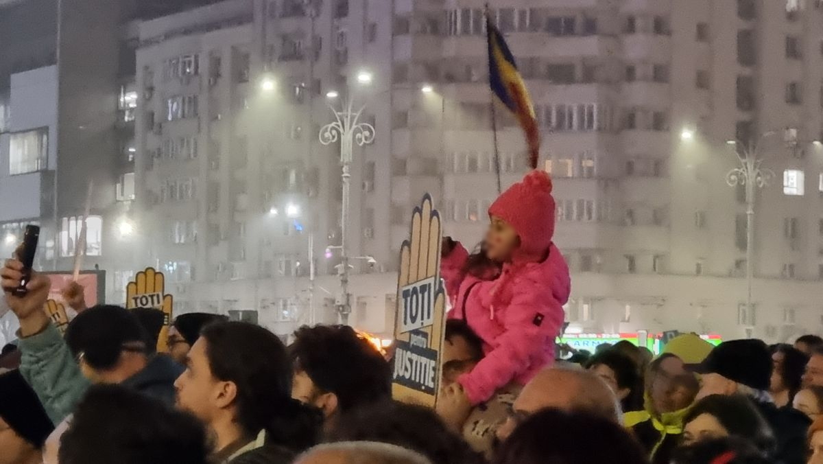 A treia zi de proteste pentru independența justiției, în Capitală. Manifestanții scandează: „Ce face Lia cu justiția? Apără corupția!”, „Voineag – demisia”, „Predoiu - demisia!” | FOTO