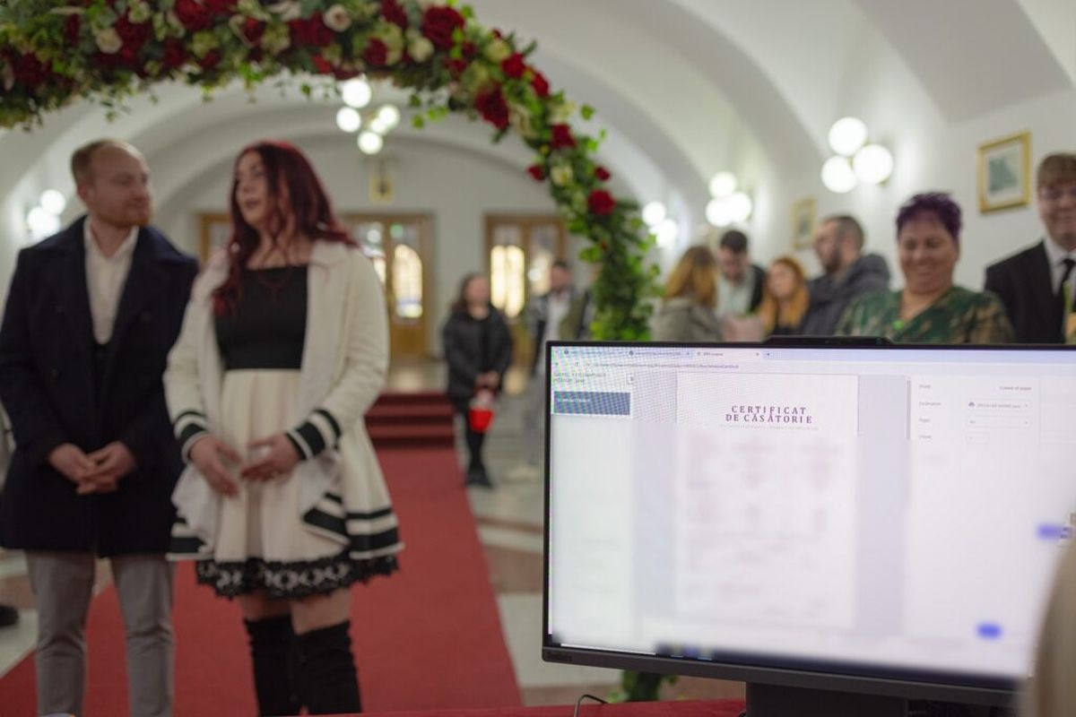 Cum arată căsătoria „în cloud”, la un an de la digitalizarea emiterii actelor de Stare Civilă. Certificatele digitale se tipăresc și se semnează de mână