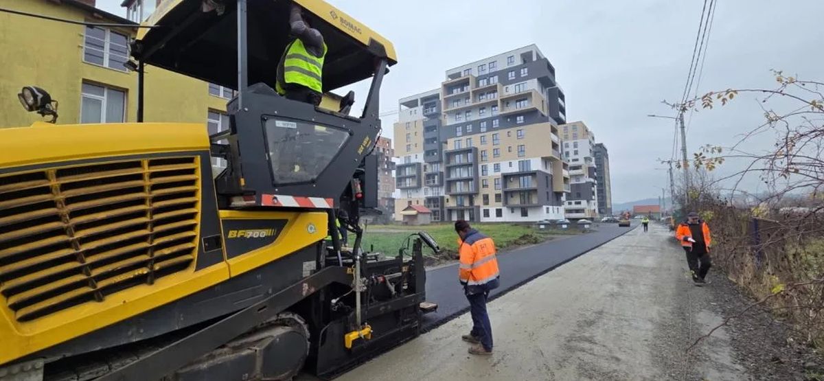 Săptămâna Online | Un dezvoltator imobiliar din Bistrița a asfaltat în regim privat strada care leagă cartierul rezidențial de oraș. Primăria a anunțat de peste patru ani că va moderniza strada, dar nu a făcut-o