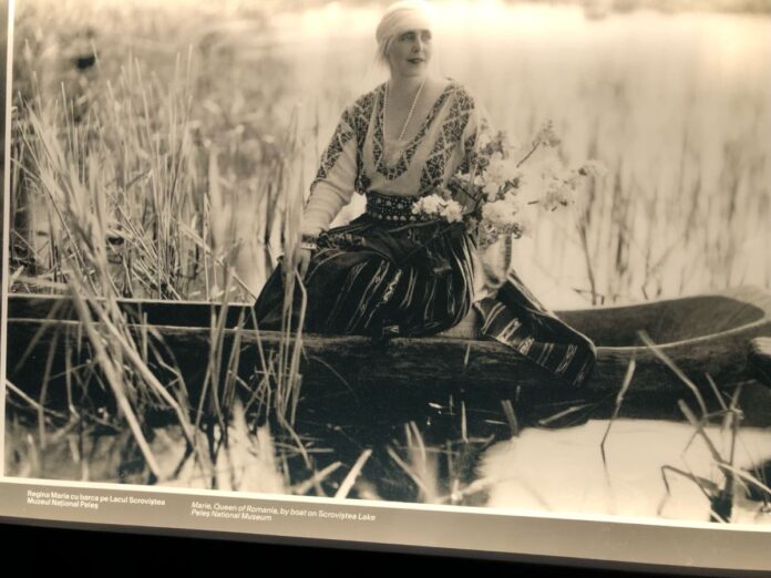 Cazinoul din Constanţa a vernisat expoziţia „Ea: Regina şi Marea”, organizată în parteneriat cu Art Safari